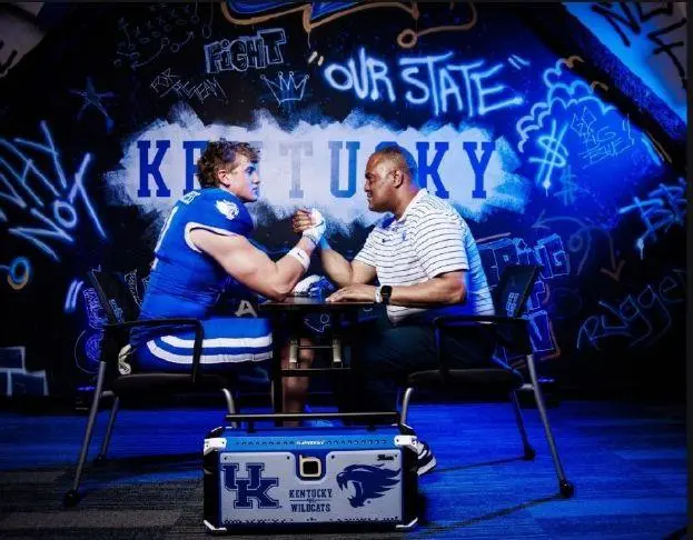 Duncum, jogador de linha ofensiva do Texas, entrou em contato com Stein.