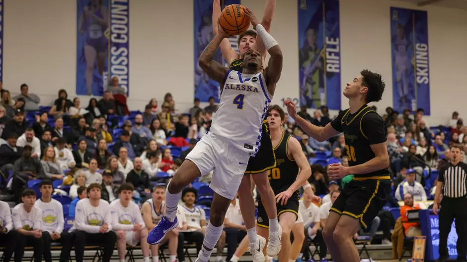 Nanooks derrotam Seawolves em frente a um Patty Center lotado