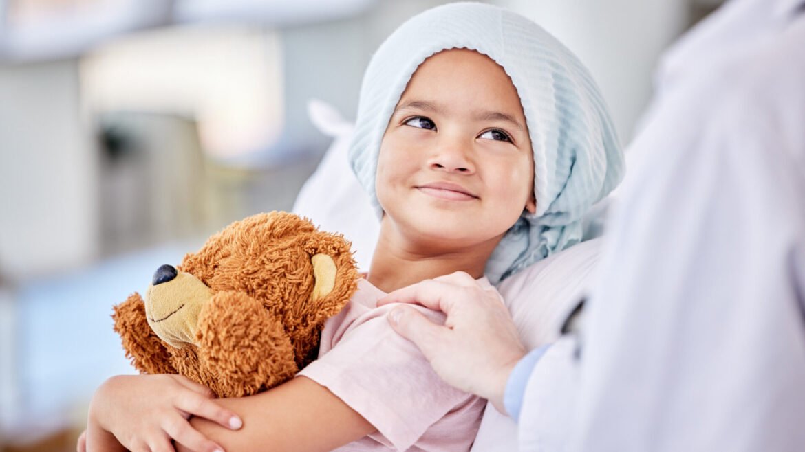 Uma importante revisão destaca as barreiras ao acompanhamento médico de sobreviventes de câncer infantil.