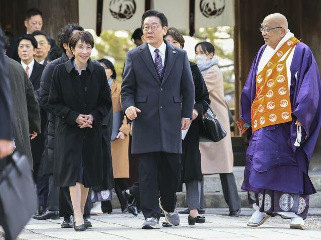 O primeiro-ministro japonês Takaichi e o primeiro-ministro sul-coreano Lee visitam templo considerado Patrimônio Mundial em Nara.