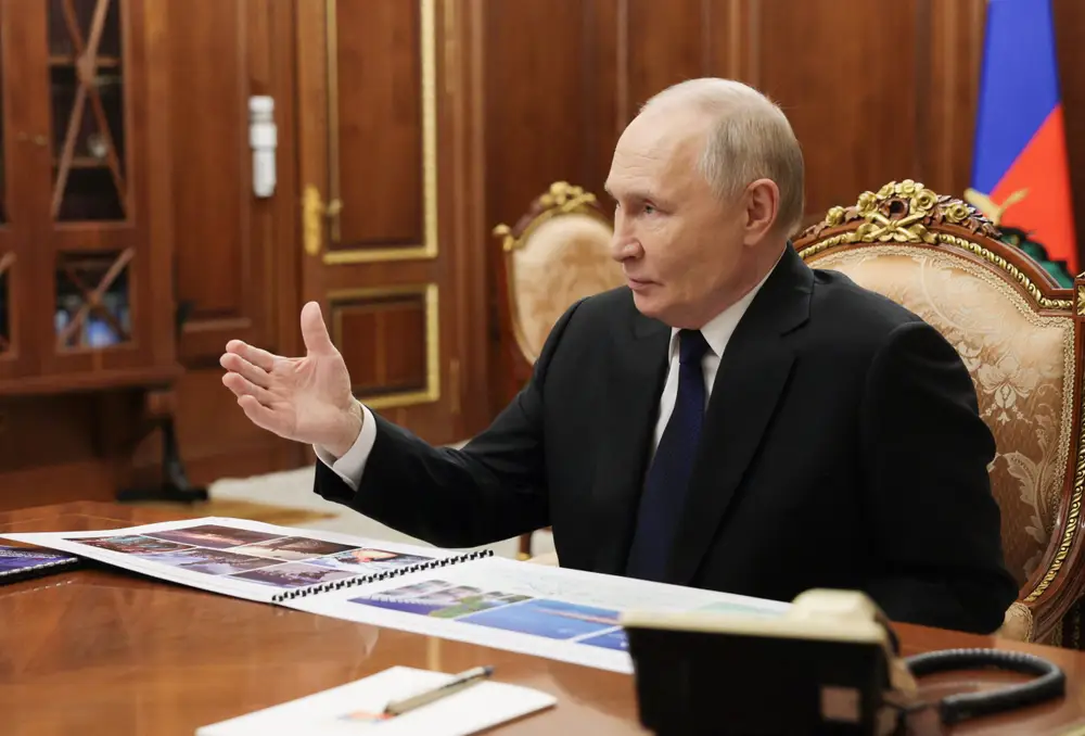 Putin exige mais impostos enquanto o crescimento da Rússia desacelera drasticamente na economia em tempos de guerra.