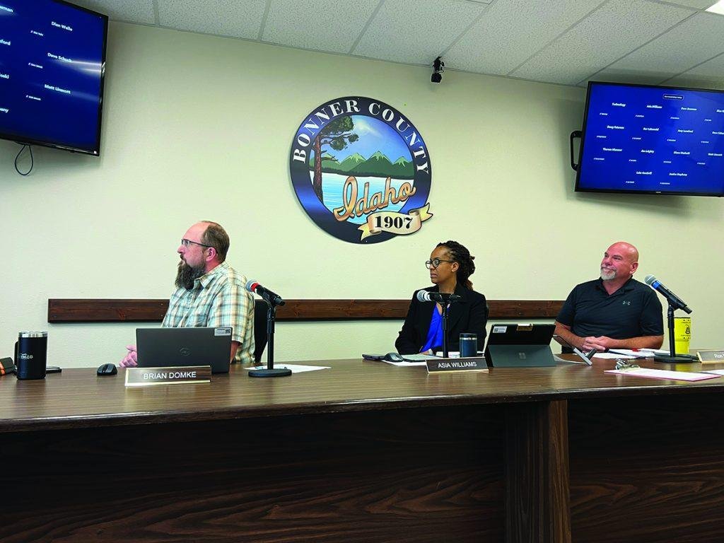 O Conselho de Comissários do Condado (BOCC) analisa os serviços clínicos do distrito de saúde.