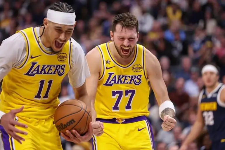 Os Lakers encontram força na união em Denver, com jogadores de apoio se entrosando com Luka e LeBron.
