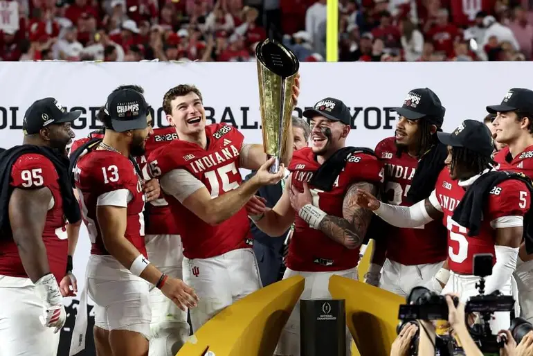 O impensável é realidade no futebol americano universitário. Os Indiana Hoosiers são campeões.