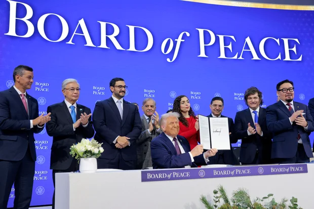 Trump e os parceiros do “Conselho da Paz” assinam a carta de fundação em Davos, e ele promete que o grupo trabalhará com a ONU.