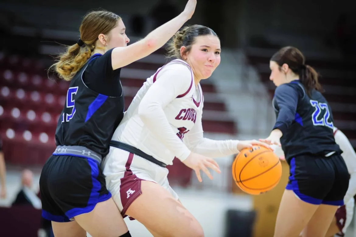 As garotas de Ada congelam as Lady Demons com uma defesa implacável.