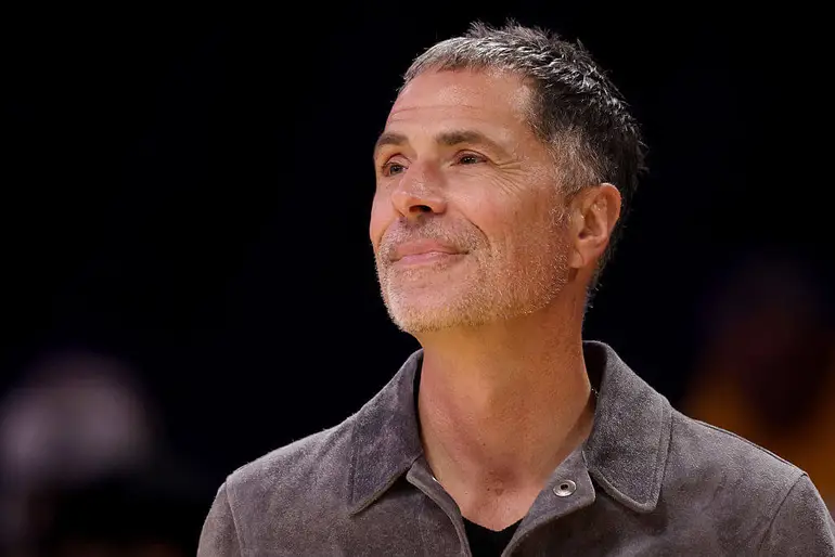 Rob Pelinka, dos Lakers, vislumbra um futuro na diretoria semelhante ao dos Dodgers.