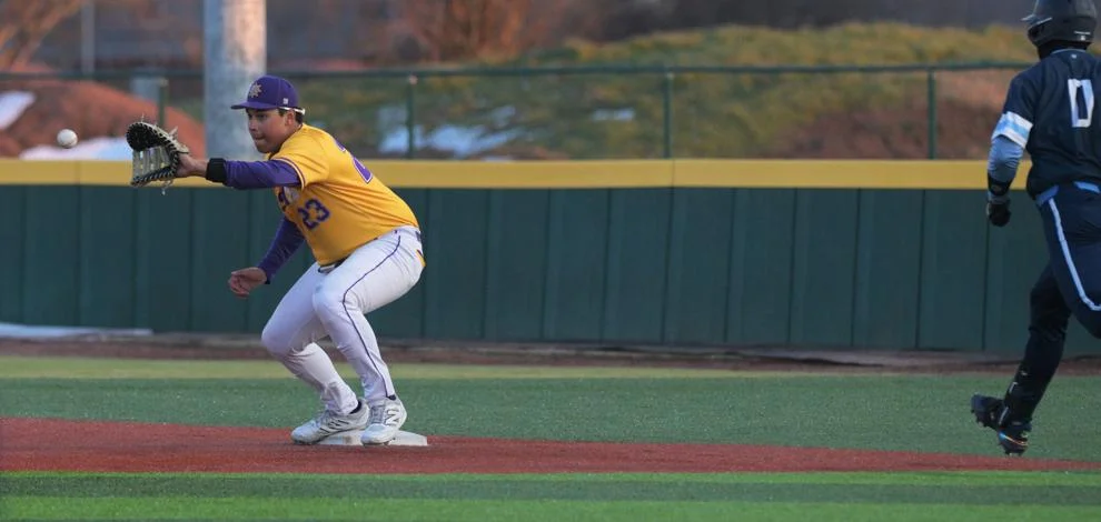 Um jogador do time adversário liderou a equipe número 1, LSUS, à vitória na sexta-feira. Os times jogam outra rodada dupla no domingo.