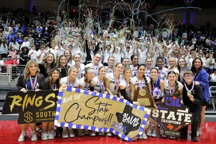 Atletas locais de futebol americano e vôlei são reconhecidos pela Associação de Treinadores de Ensino Médio do Texas.