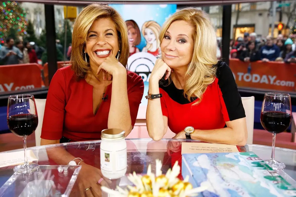 Kathie Lee Gifford revela que ela e Hoda Kotb foram expulsas da praça do programa Today por “fazerem muito barulho”.