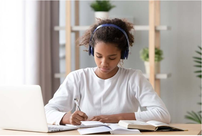 O estresse escolar aos 15 anos pode deixar cicatrizes de saúde mental a longo prazo.