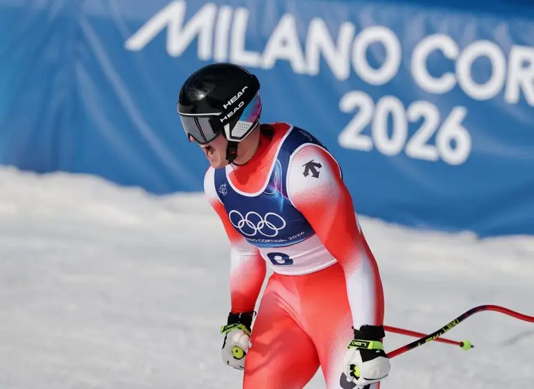 A estrela em ascensão Franjo von Allmen conquista o ouro olímpico para a Suíça no downhill masculino.