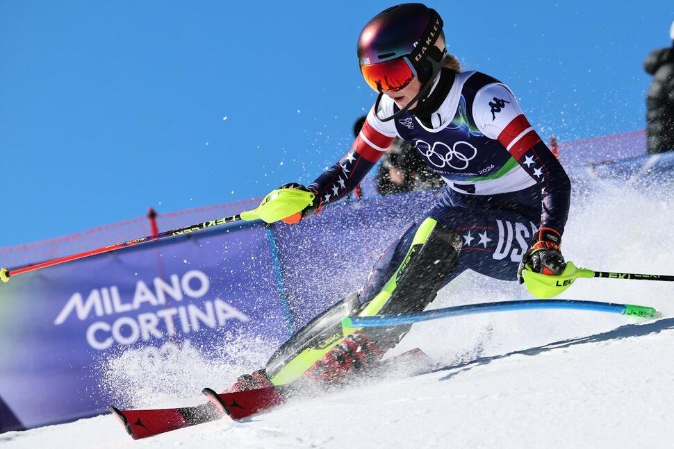 A estrela americana Mikaela Shiffrin assume a liderança no slalom feminino nos Jogos Olímpicos de Milão-Cortina.