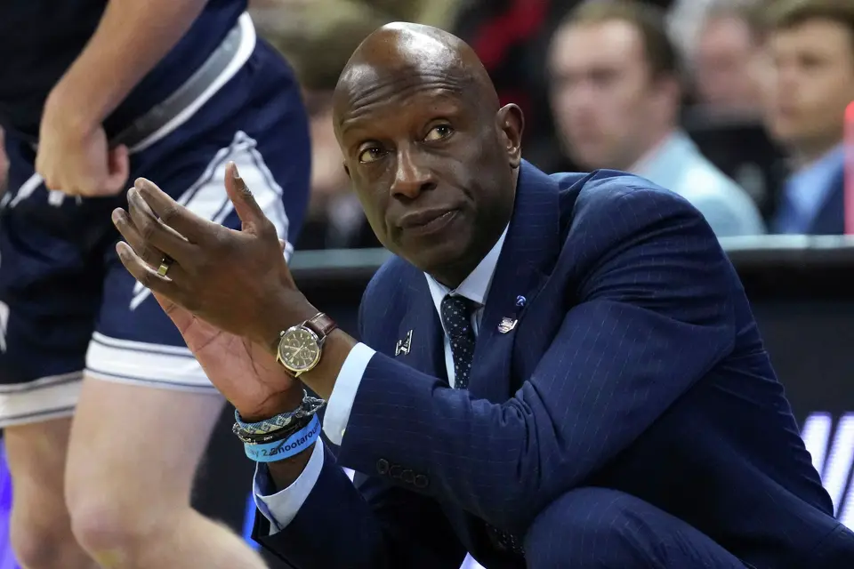 Mike Brey, James Jones, Lisa Bluder e Ernie Johnson receberão o Prêmio Joe Lapchick de Caráter.