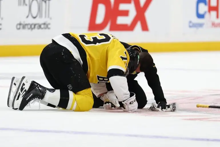 Charlie McAvoy, dos Bruins, escapa ileso após cotovelada na cabeça: ‘Golpe brutal’