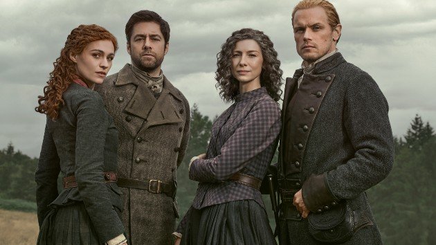 Estrelas de ‘Outlander’ falam sobre as filmagens da temporada final ‘agridoce’ e ‘emocionante’.