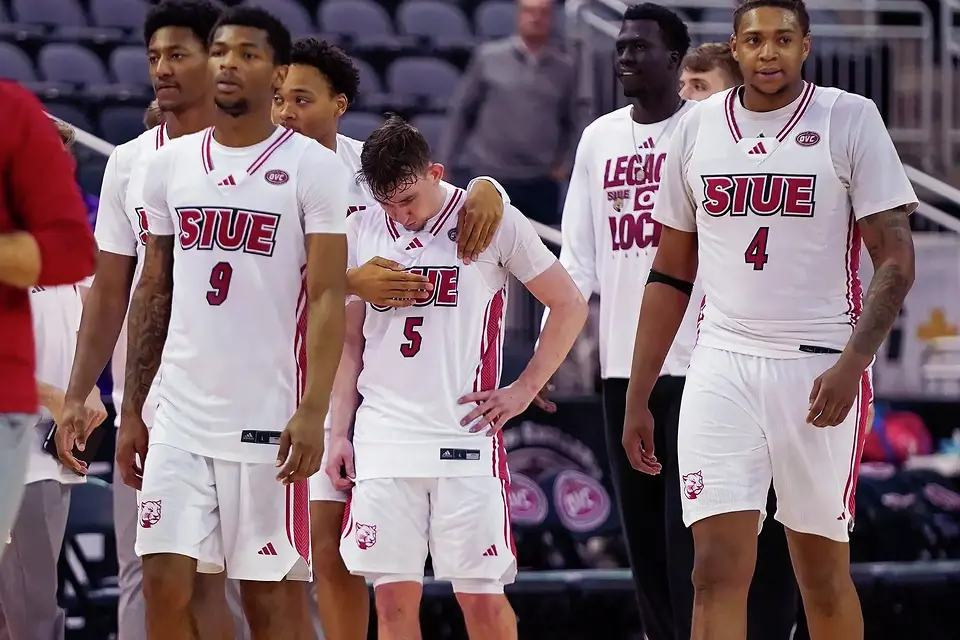 O time masculino da SIUE foi derrotado pelo Eastern Illinois na prorrogação no Torneio de Basquete da OVC.