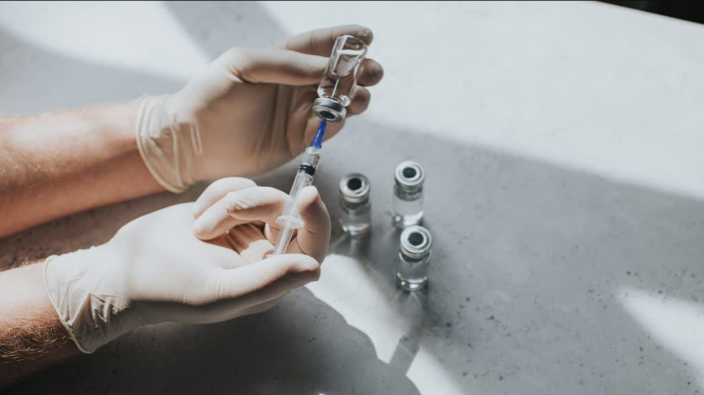 A vacina contra herpes-zóster pode reduzir o risco de eventos cardiovasculares graves, segundo pesquisa.