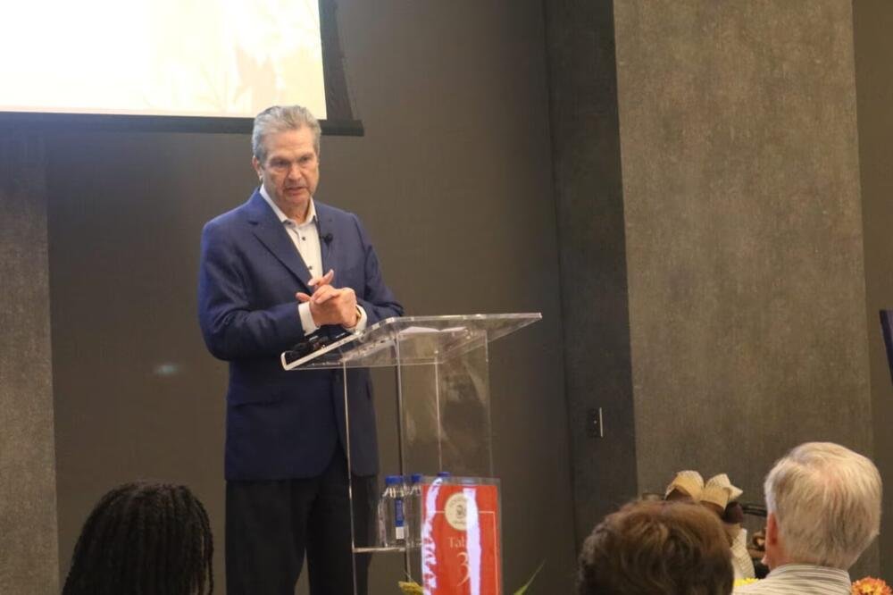 Um executivo da área da saúde está concorrendo ao cargo de governador da Geórgia. Sua empresa possui contratos estaduais que somam cerca de US$ 1 bilhão.