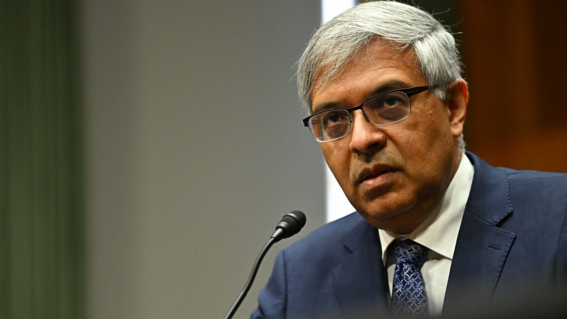 Estudo do CDC mostra benefícios da vacina contra COVID; Oficial de Trump bloqueia divulgação