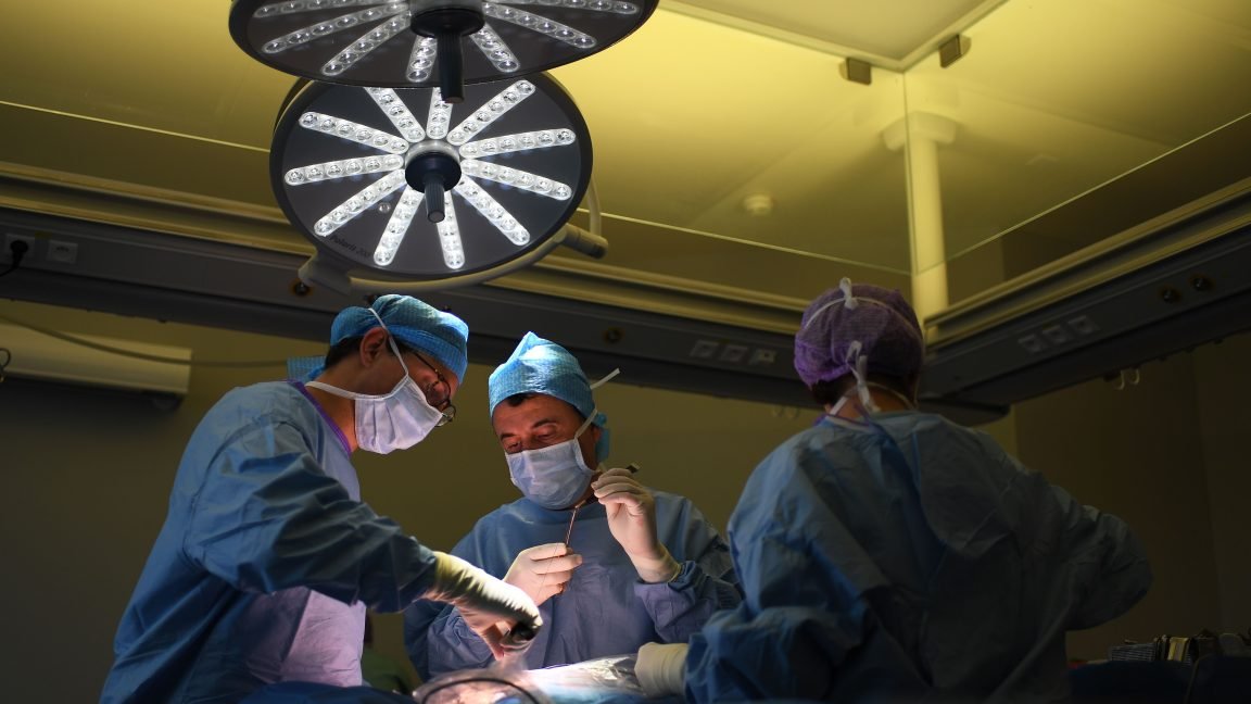 Cirurgião da Flórida acusado de matar homem após remover fígado em vez de baço