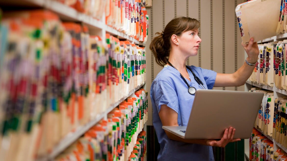 Administrador de Trump faz pedido abrangente de registros médicos de funcionários federais