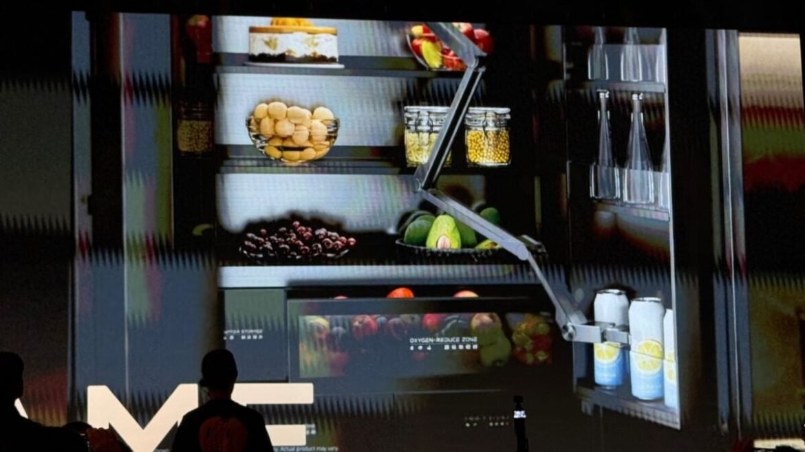 A geladeira inteligente da Dreame tem um braço robótico que pode guardar suas compras para você