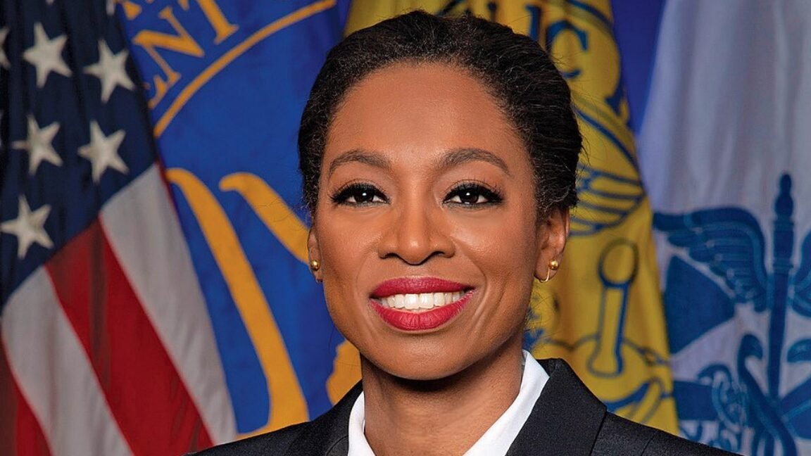 Trump escolhe líder de saúde normal e qualificado para chefiar o CDC; especialistas ainda cautelosos