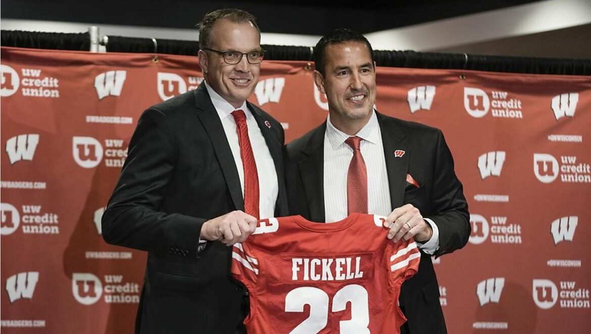 O técnico do Wisconsin, Luke Fickell, disse que ‘não é fácil perder um amigo’ após a saída de McIntosh.