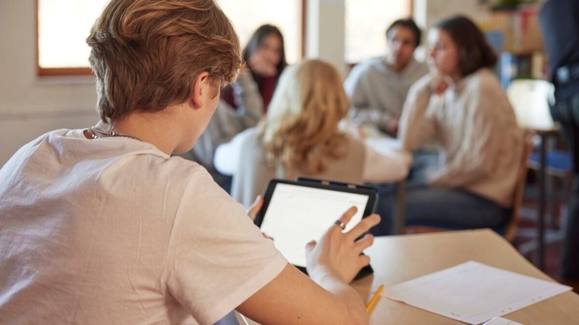 Criança supostamente consome 13.000 vídeos do YouTube em três meses durante o horário escolar