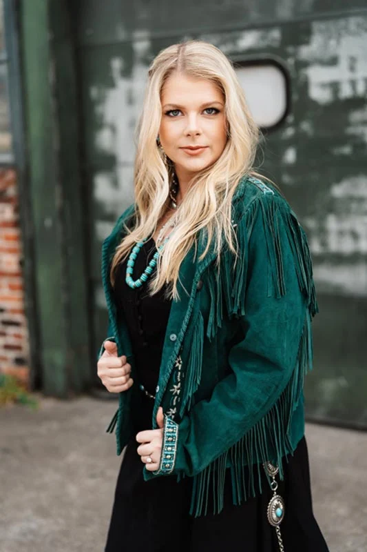 O Pulso do Entretenimento: Makenzie Phipps, vencedora do prêmio Estrela em Ascensão, lança ‘Whiskey Kills the Time’ | VÍDEO