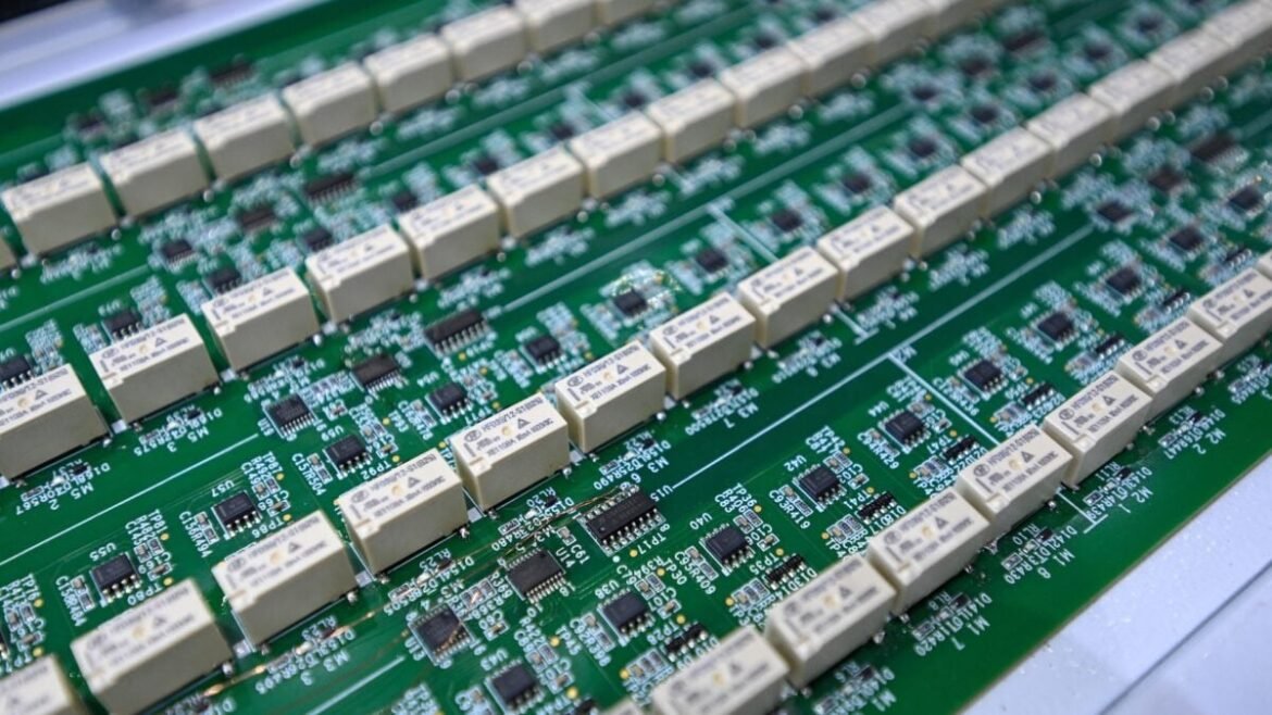 A guerra de Trump contra o Irã está realmente bagunçando a tecnologia que comanda a vida moderna