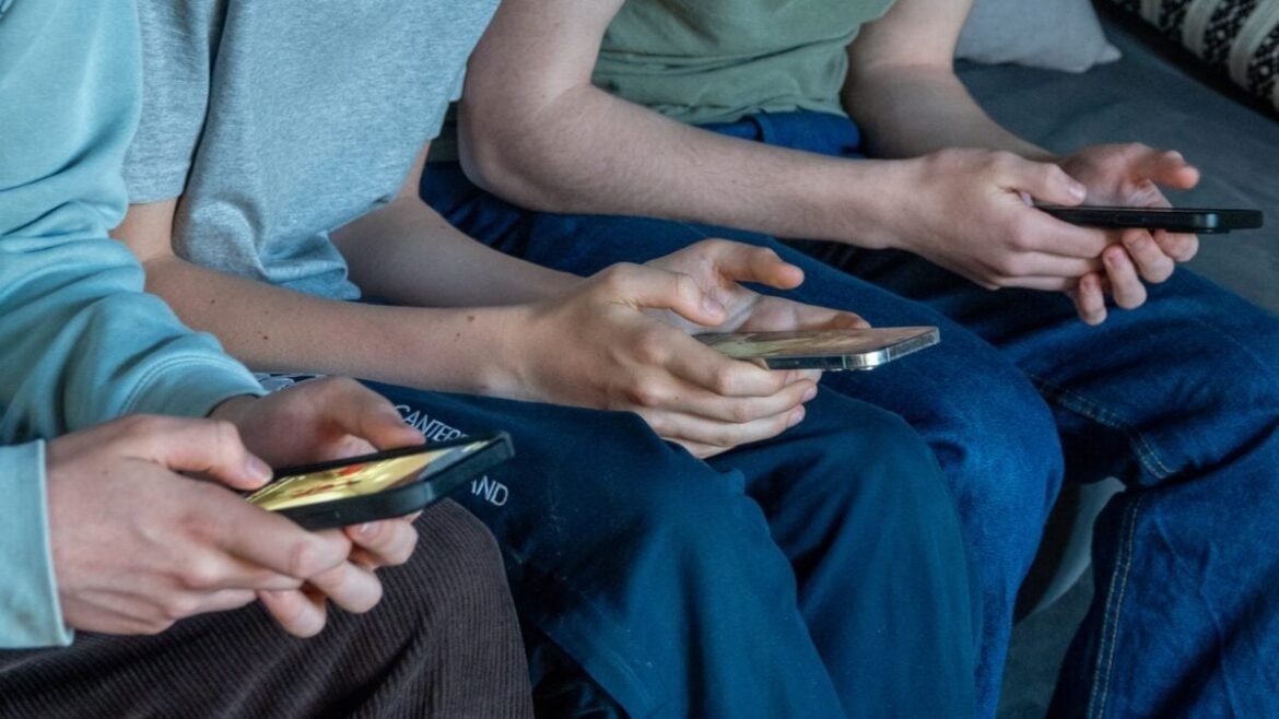 A maioria dos adolescentes australianos afirma que a proibição das redes sociais não funciona