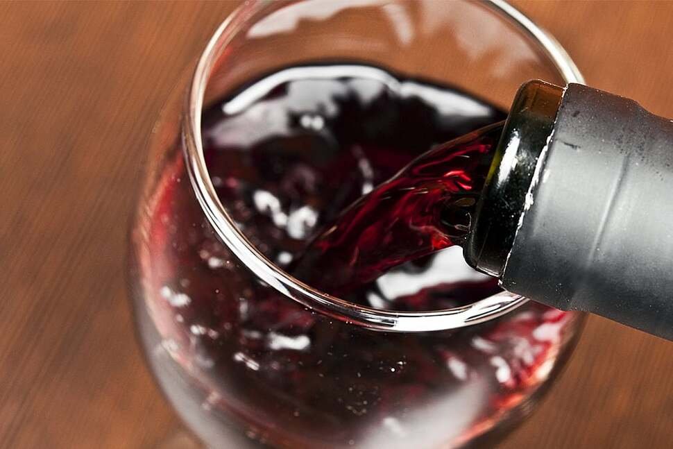 Consumir álcool em excesso nos fins de semana triplica o risco de danos permanentes ao fígado.