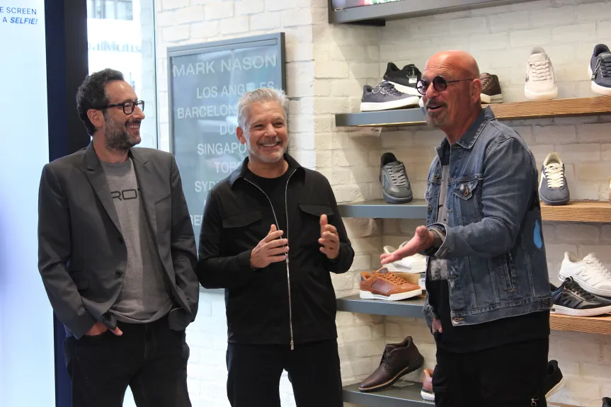 A Skechers estreia nova tecnologia em sua loja em Manhattan Beach.