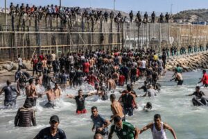 Crise migratória em Ceuta deixa ao menos 18 mortos após entrada em massa