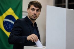 Jair Renan registra candidatura usando nome Bolsonaro nas urnas e declara patrimônio de R$ 187 mil em Santa Catarina