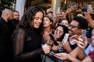 Rosalía conquista fãs no Rio de Janeiro, fala português e se aproxima do público antes de shows no Brasil